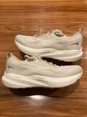 Brooks Glycerin Beige/White Lace-Up Mesh Running Sneaker women’s US 10.5